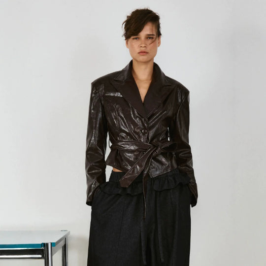 Damen Kurzblazer im Lackleder-Look mit Taillengürtel und fallendem Revers Nord Taschen
