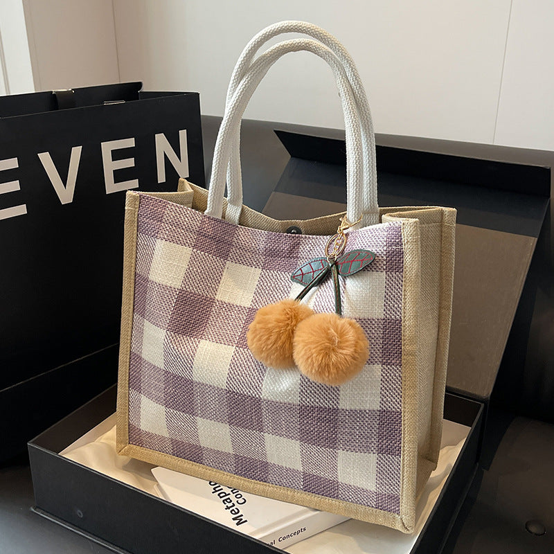 Damen Jute Tragetasche mit stilvollem Karomuster und verspieltem Pompon Nord Taschen