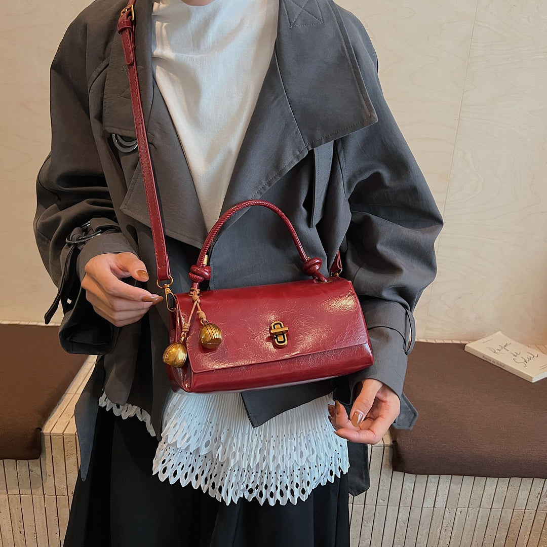 Damen elegante Handtasche mit verspieltem Kettenanhänger Nord Taschen