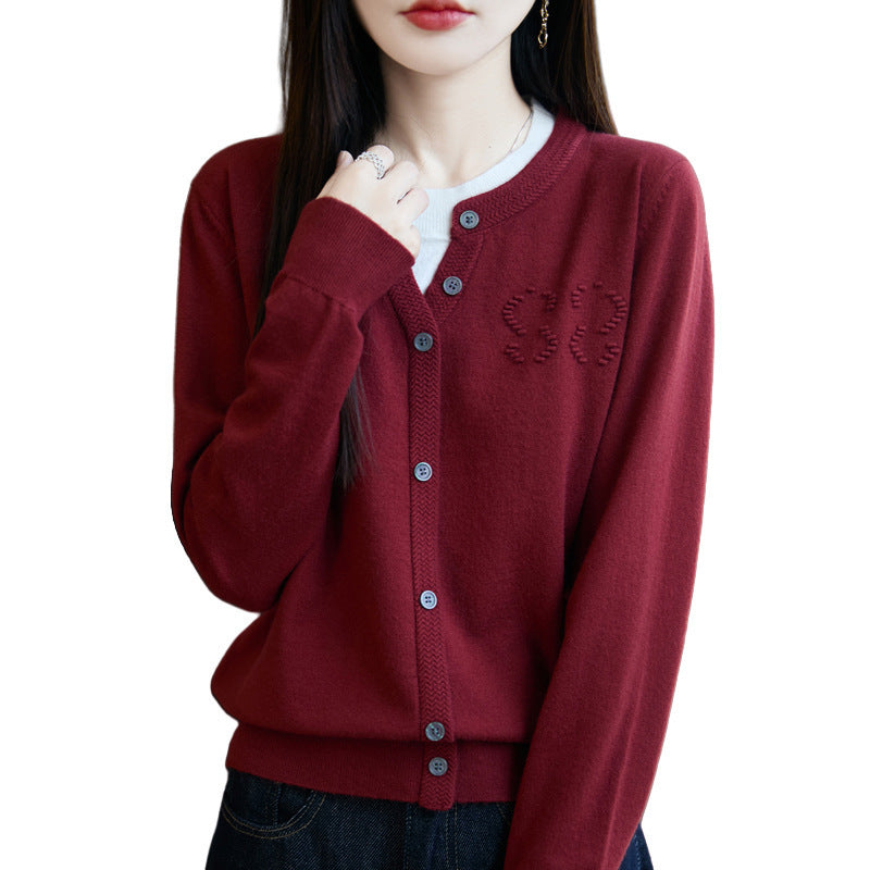 Damen Kurzer Feinstrick-Cardigan mit V‑Schlitzkragen, Rippenblende und dezentem Struktur‑Logo Nord Taschen