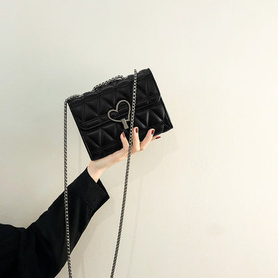 Damen Clutch-Tasche mit herzförmigem Verschluss und eleganter Steppung Nord Taschen