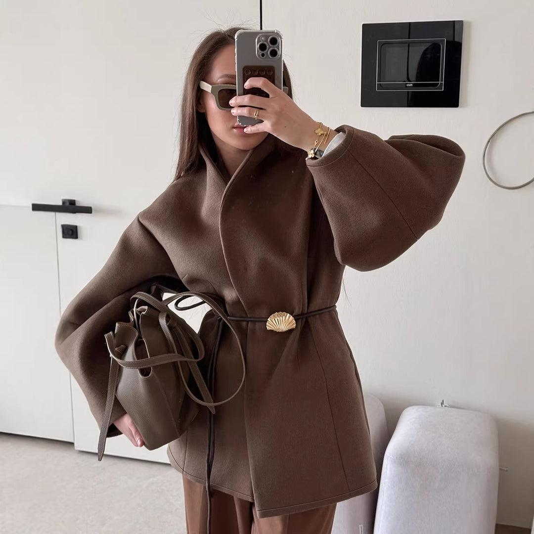 Damen Kurzjacke mit Wickelverschluss, taillierendem Ledergürtel und Muschelschließe Nord Taschen