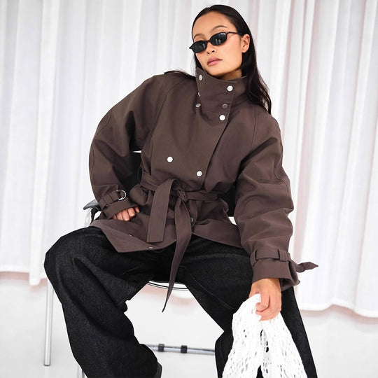 Damen Taillierbarer Oversize Kurztrench mit hohem Stehkragen, Druckknopffront und Bindegürtel Nord Taschen