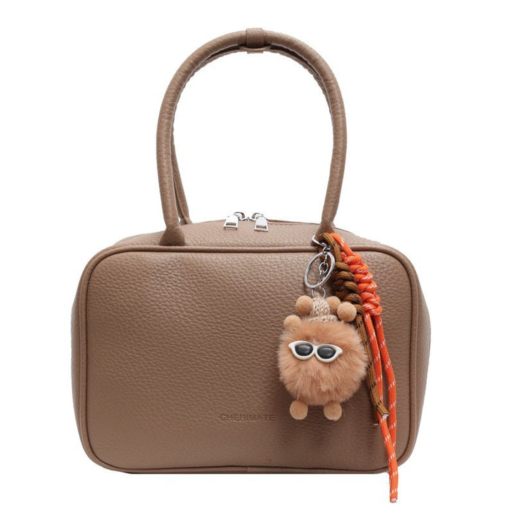 Damen Handtasche im stilvollen Design mit abnehmbarem Kuschelanhänger | Nord Taschen