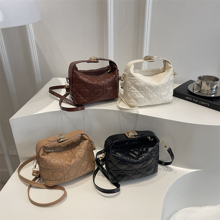 Damen Umhängetasche mit quiltetem Herzdesign und verspieltem Verschluss Nord Taschen