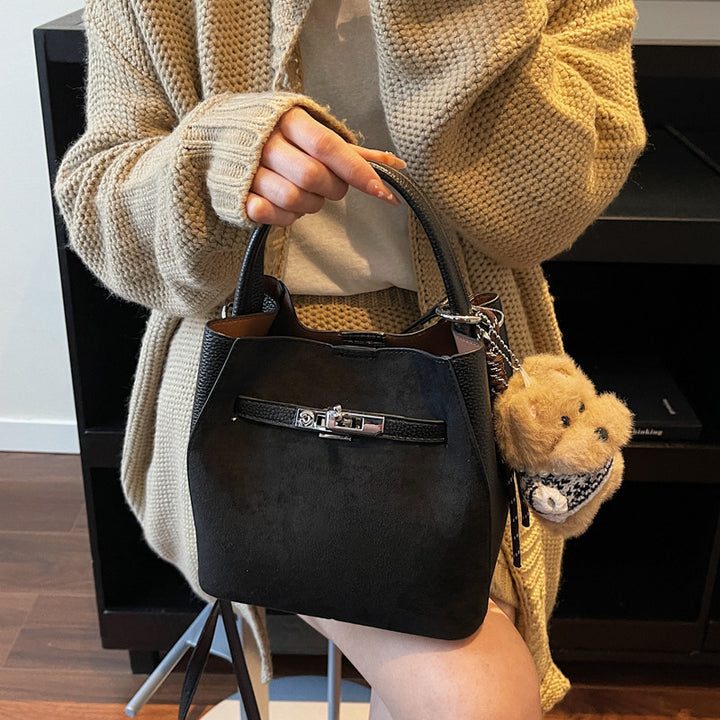 Damen modische Handtasche mit kuscheligem Teddy-Anhänger Nord Taschen
