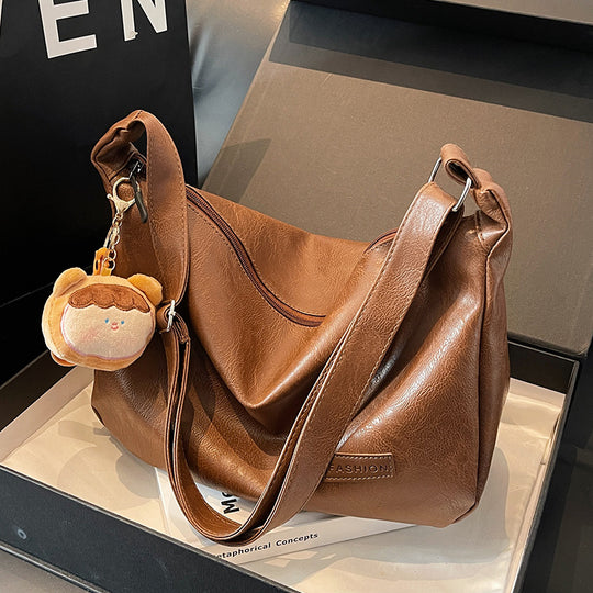 Damen Hobo-Tasche mit charmantem Plüschanhänger und weichem Kunstleder Nord Taschen