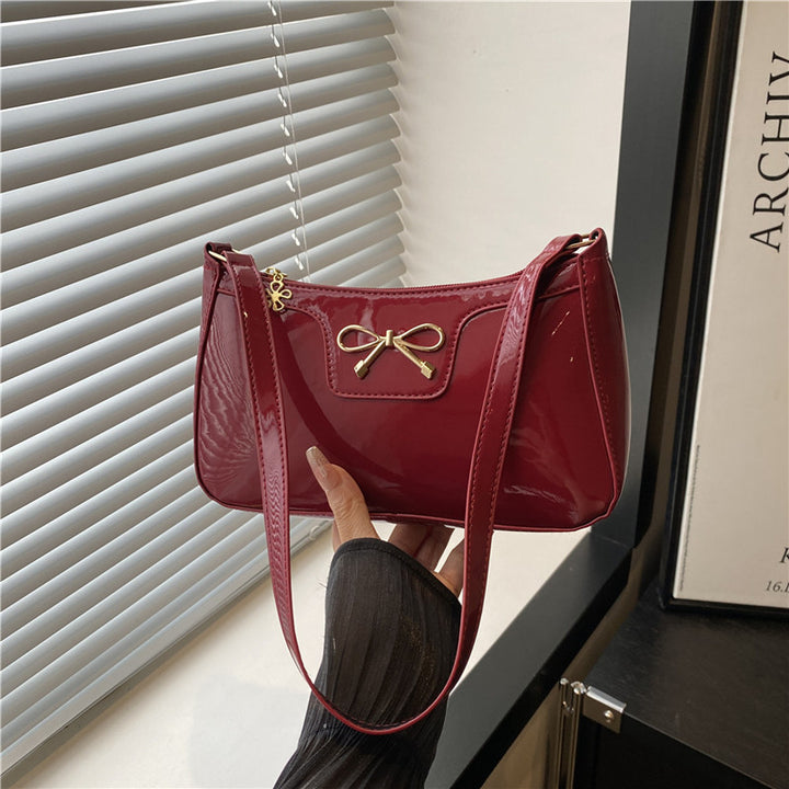 Damen elegante Umhängetasche mit schimmerndem Lackfinish und dekorativem Schleifenakzent Nord Taschen