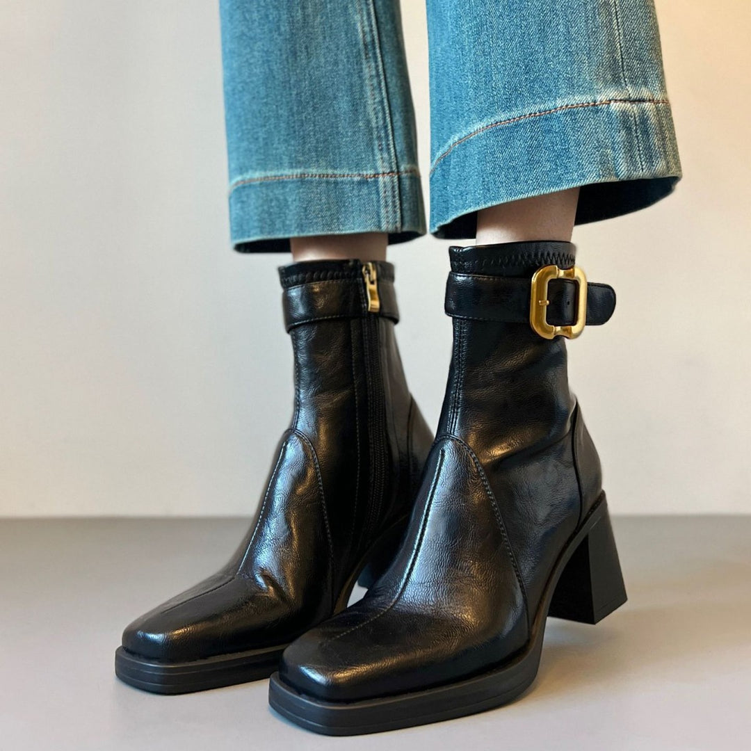 Damen knöchelhohe Glattleder‑Stiefelette mit markantem Blockabsatz, Plateau‑Sohle, seitlichem Reißverschluss und dekorativem Gurt Nord Taschen
