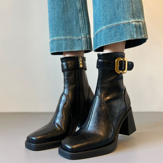 Damen knöchelhohe Glattleder‑Stiefelette mit markantem Blockabsatz, Plateau‑Sohle, seitlichem Reißverschluss und dekorativem Gurt Nord Taschen