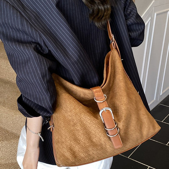 Damen geflochtene Hobo-Tasche aus hochwertigem Kunstleder mit dekorativem Anhänger Nord Taschen