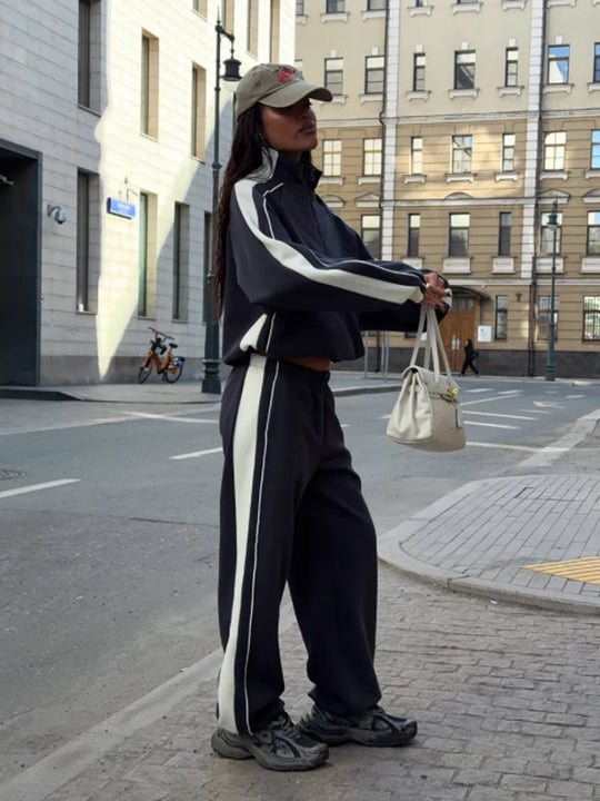 Damen Oversize-Trackset mit Reißverschlussjacke, weitem Jogger und Kontrastseitenstreifen Nord Taschen