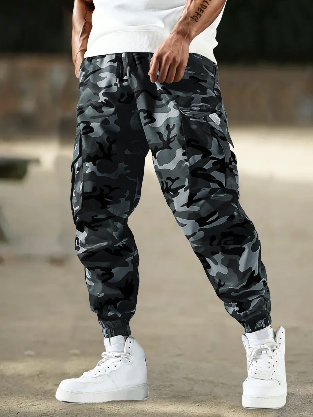 Herren Cargohose im Joggerstil mit Tarnmuster, elastischem Bund und Knöchelbündchen Nord Taschen