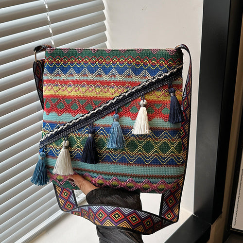 Damen Umhängetasche mit buntem geometrischem Muster und dekorativen Quasten Nord Taschen