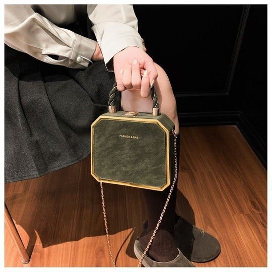 Damen elegante Handtasche im Faltendesign mit goldenen Akzenten Nord Taschen