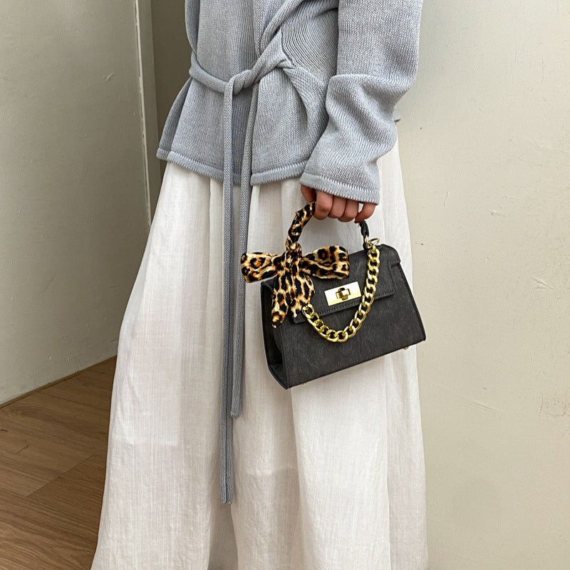 Damen Handtasche mit abnehmbarer Kette und modischem Tiermotiv Nord Taschen