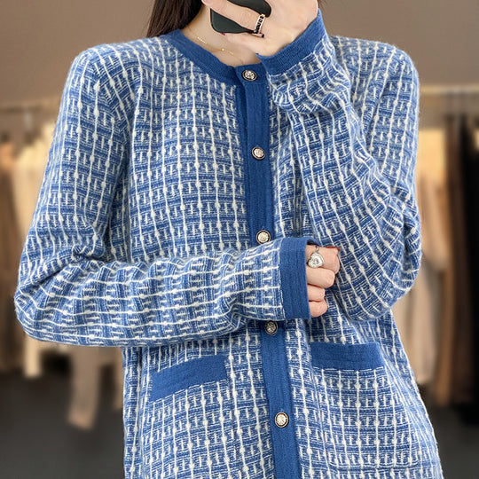 Damen Strickcardigan im Bouclé‑Gittermuster mit Rundhals, Schmuckknopfleiste und aufgesetzten Taschen Nord Taschen