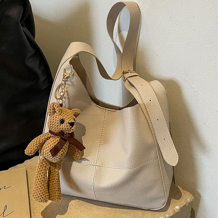 Damen Hobo-Tasche aus hochwertigem Kunstleder mit verspieltem Bärenanhänger Nord Taschen