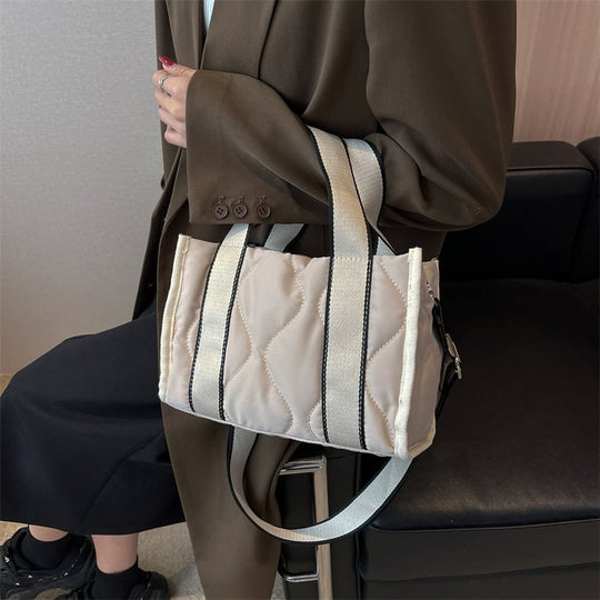 Damen praktische Umhängetasche mit strukturierten Details Nord Taschen