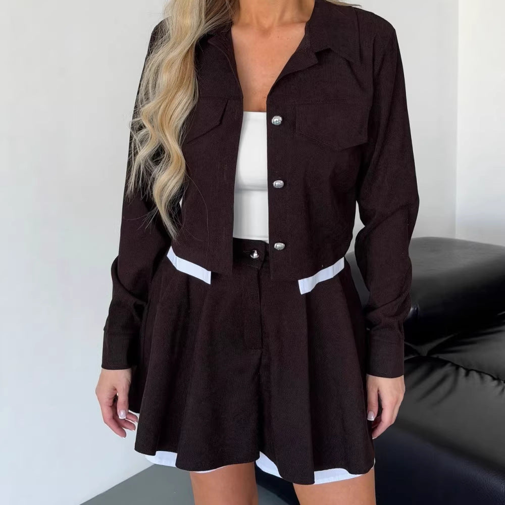 Damen kurzes Cordjacken- und Faltenrock-Set mit taillenhohem Faltenrock und cropped Hemdjacke Nord Taschen