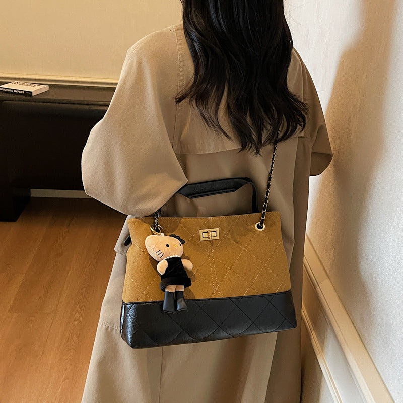 Damen modische Handtasche mit strukturiertem Design und süßem Anhänger Nord Taschen