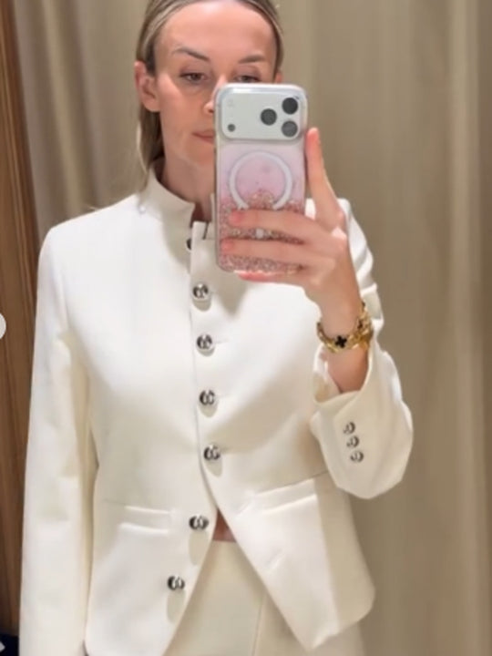 Damen Taillierter Blazer mit Stehkragen und silbernen Schmuckknöpfen Nord Taschen