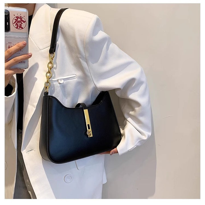 Damen Schultertasche mit eleganter Kettenapplikation und modernem Design Nord Taschen