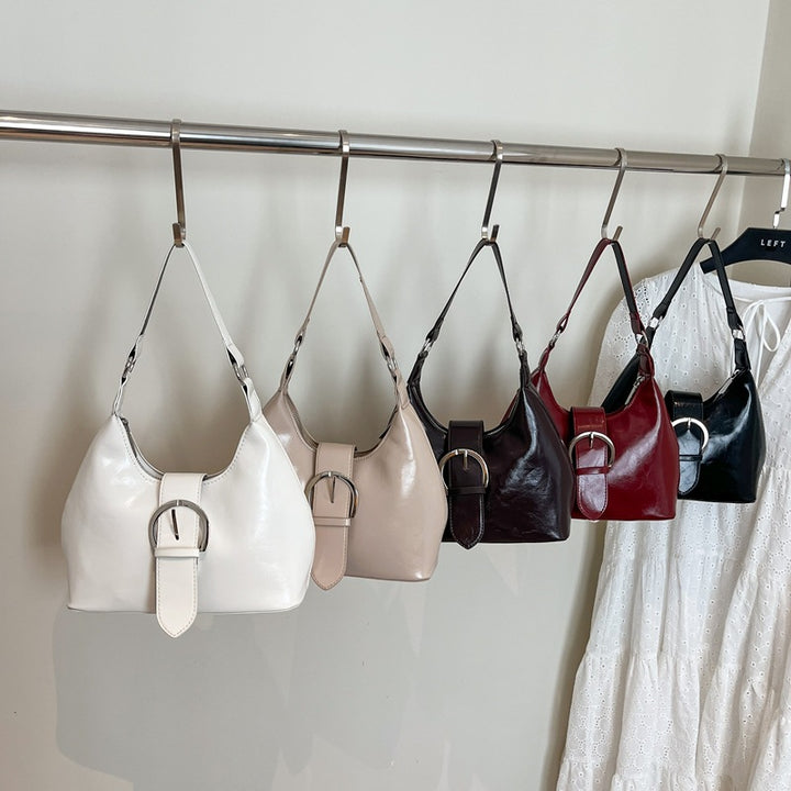 Damen Hobo-Tasche mit elegantem Gurtverschluss und glänzender Oberfläche Nord Taschen