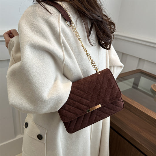 Damen Umhängetasche mit gestepptem Design und elegantem goldenen Kettenriemen Nord Taschen