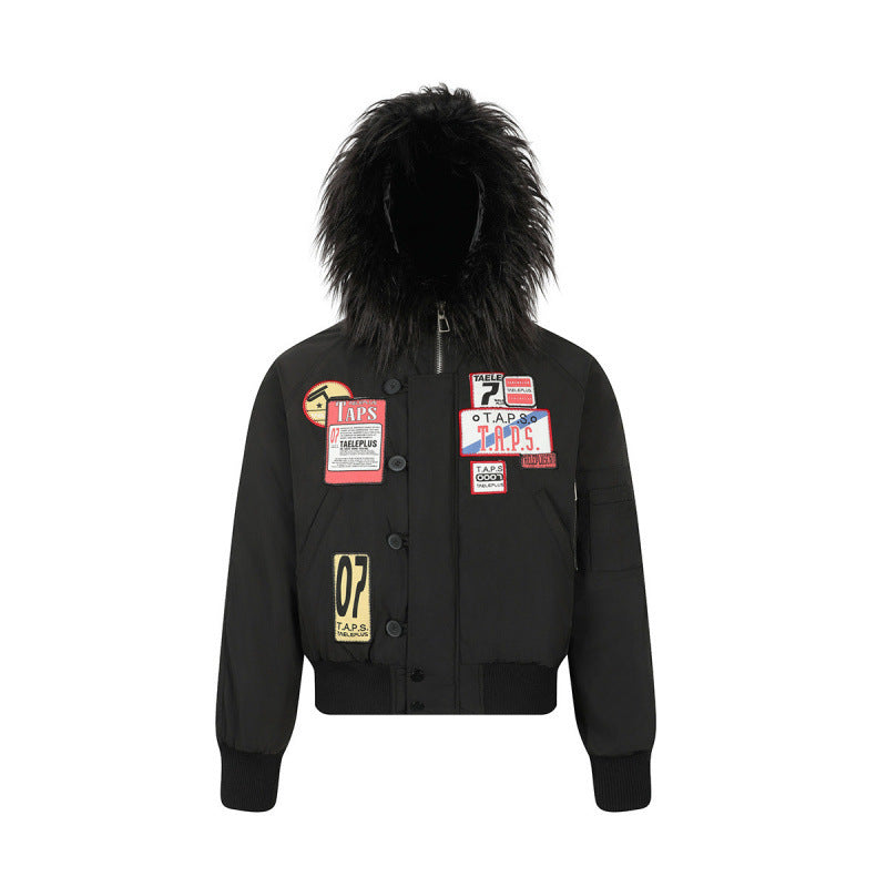 Damen Kurz geschnittene wattierte Bomberjacke mit Kunstfellkapuze und aufgesetzten Label‑Patches Nord Taschen