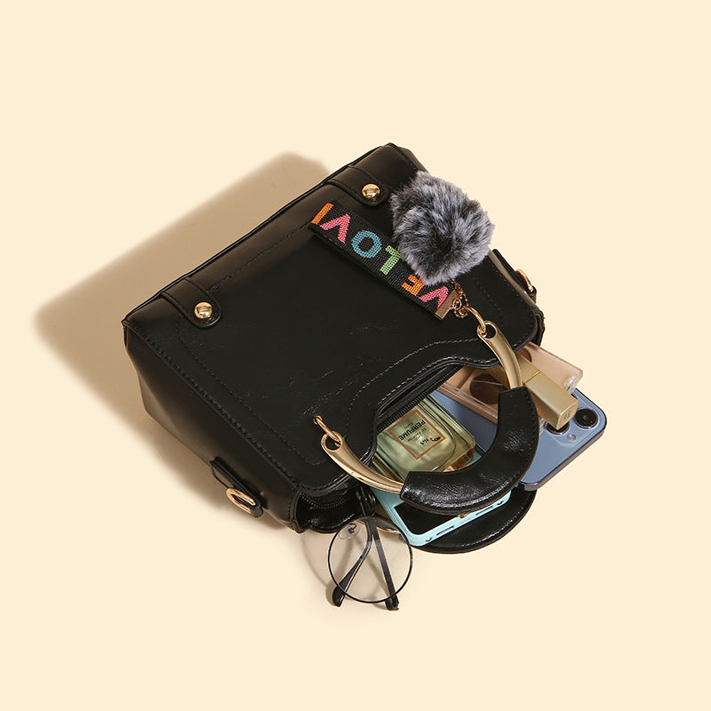 Damen Handtasche mit strukturiertem Kunstleder, abnehmbarem Schulterriemen und dekorativem Pelzanhänger Nord Taschen