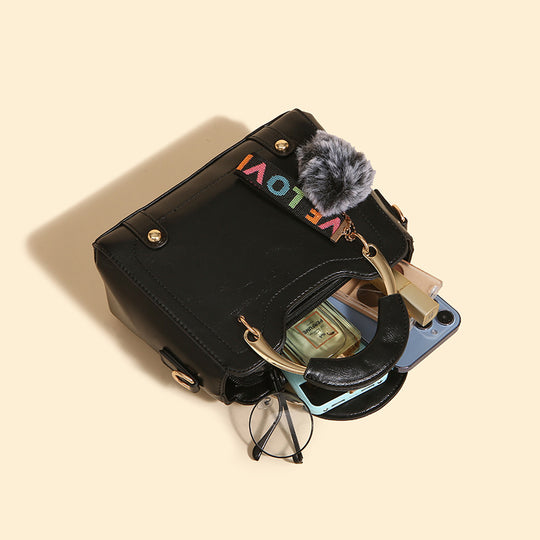 Damen Handtasche mit strukturiertem Kunstleder, abnehmbarem Schulterriemen und dekorativem Pelzanhänger Nord Taschen