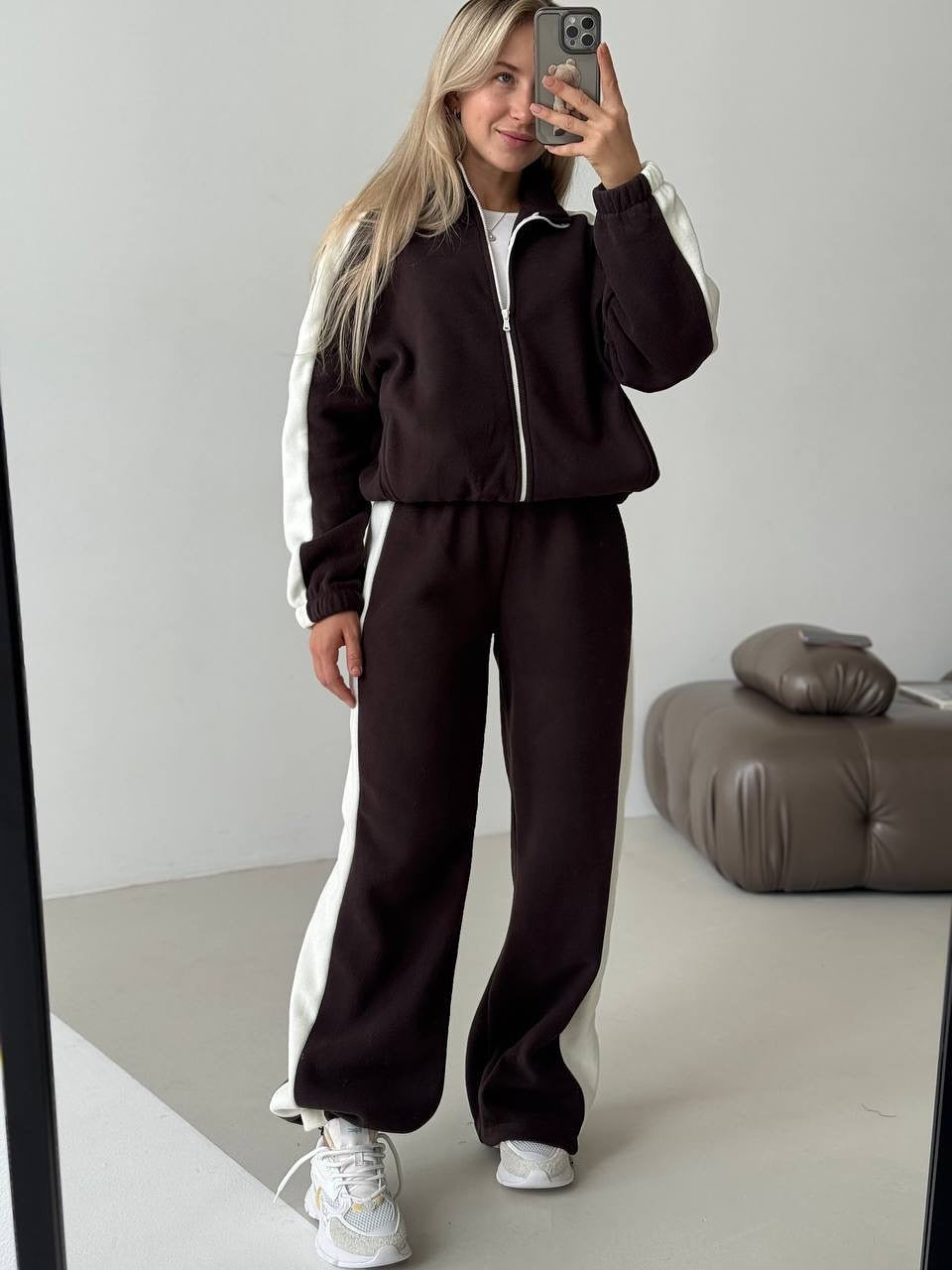 Damen sportlich-elegantes Fleece-Trainingsset mit kurzem Stehkragen-Zip, elastischem Bund und seitlichen Kontrastbahnen Nord Taschen