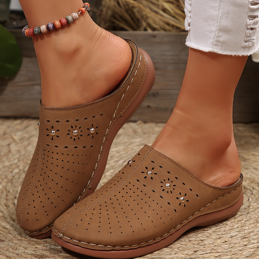 Damen modische Clogs mit luftiger Perforation und eleganter Verzierung
