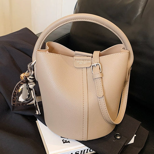Damen Bucket-Handtasche mit minimalistischem Design und abnehmbarem Anhänger Nord Taschen