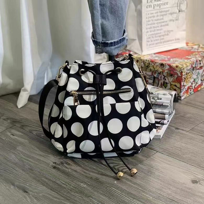 Damen Crossover-Tasche mit eleganter Camouflage-Oberfläche und praktischen Fächern Nord Taschen