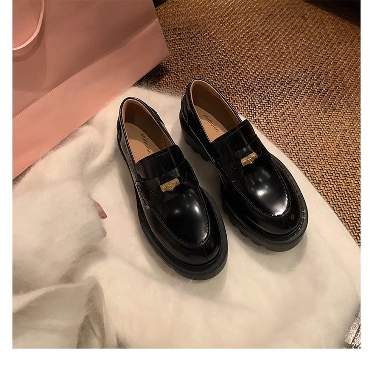 Damen Chunky Loafer mit Plateau-Profilsohle und goldener Zierspange Nord Taschen
