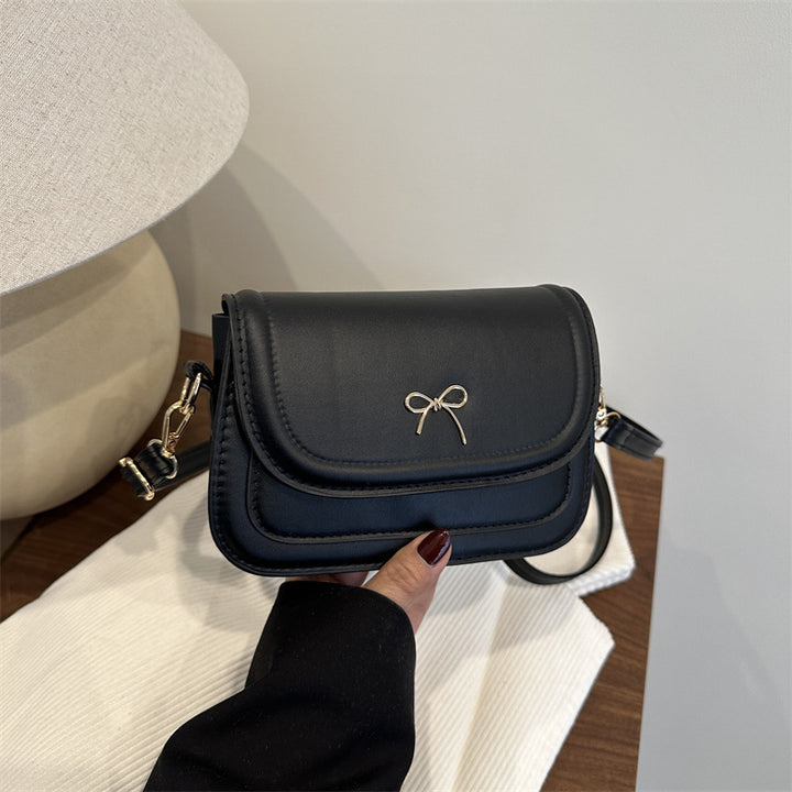 Damen Mini-Umhängetasche aus hochwertigem Kunstleder mit dekorativem Schleifenverschluss Nord Taschen