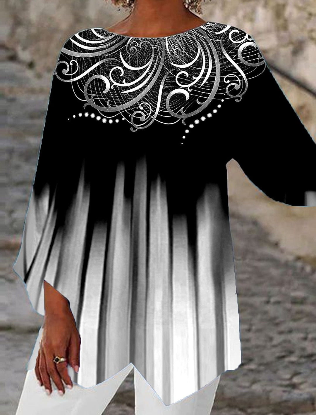 Damen Oversize-Bluse mit modernem Chevron-Muster und Bumerangärmeln - Arvani