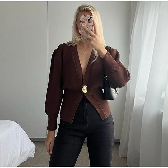Damen 500+ Cropped‑Cardigan mit Taillenraffung, tiefem V‑Ausschnitt und großem Zierknopf Nord Taschen