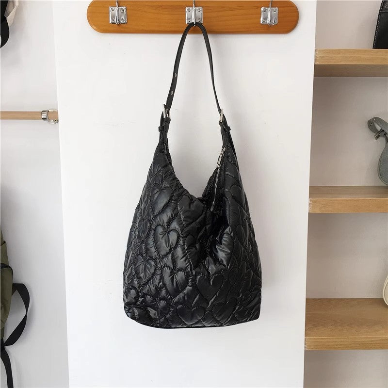 Damen Hobo-Tasche aus hochwertigem, gesteppte Kunstleder mit Herzmotiv Nord Taschen