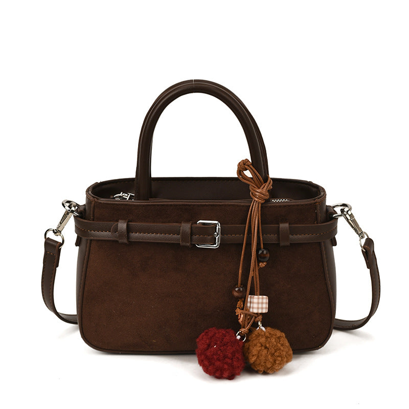 Damen praktische Handtasche mit verstellbarem Schultergurt und modischem Anhänger Nord Taschen
