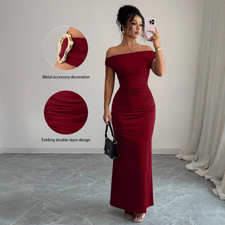 Damen Wickelmaxikleid mit schmalem Schnitt und auffälligen Details