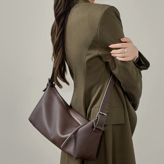 Damen Umhängetasche mit geschwungenem Design und praktischen Reißverschlusstaschen Nord Taschen