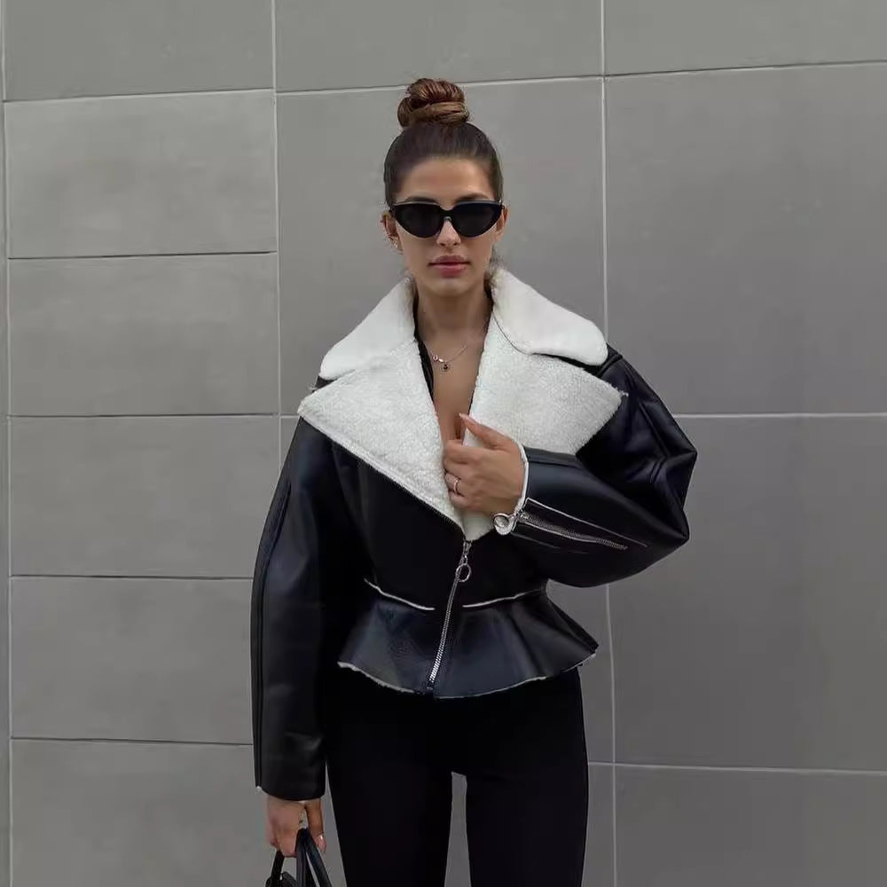 Damen Kurze Lammfellimitat-Bikerjacke mit Oversize-Kragen und asymmetrischem Reißverschluss Nord Taschen