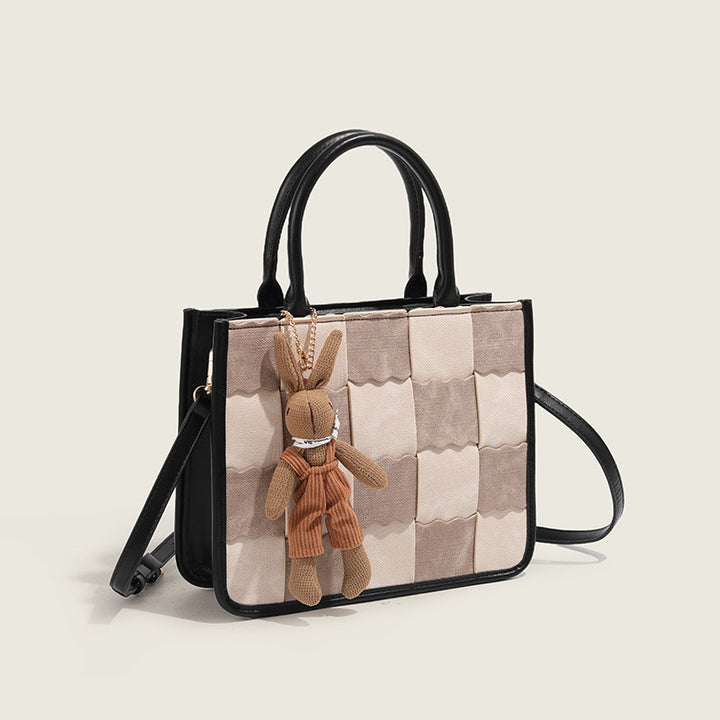 Damen Umhängetasche mit kreativem Patchwork-Design und verspieltem Anhänger Nord Taschen
