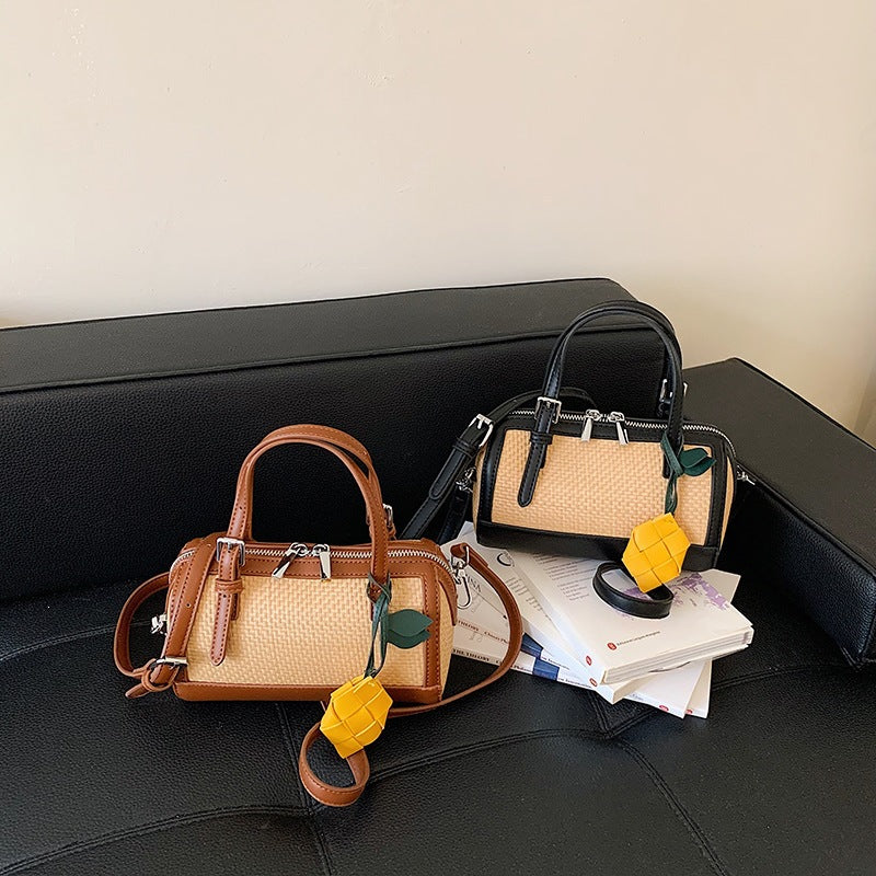 Damen Trendige Handtasche mit verspieltem Anhänger Nord Taschen