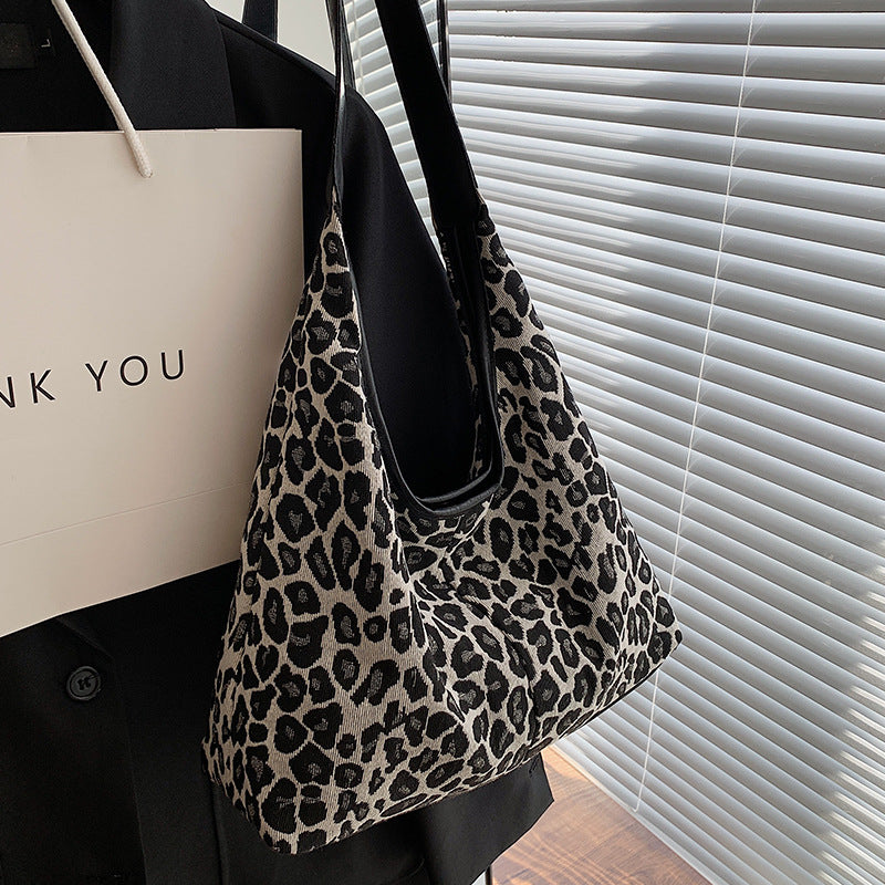 Damen Hobo-Tasche mit attraktivem Leopardenmuster und komfortablem Schultertragegurt Nord Taschen