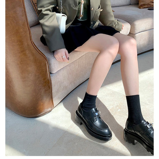 Damen Chunky‑Loafer mit profilierter Lug‑Sohle, breitem Riemen und metallischer Zierkappe Nord Taschen