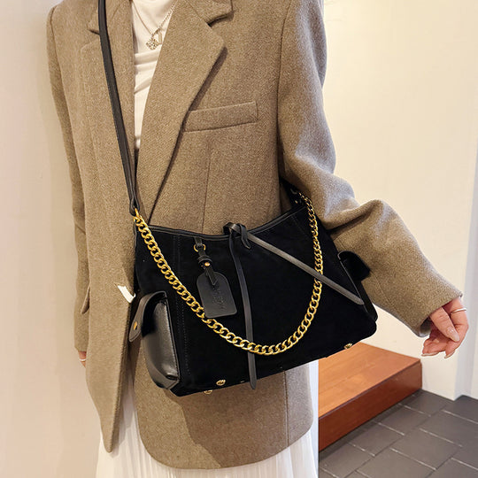 Damen Hobo-Tasche mit goldenen Kettenakzent und zeitlosem Design Nord Taschen
